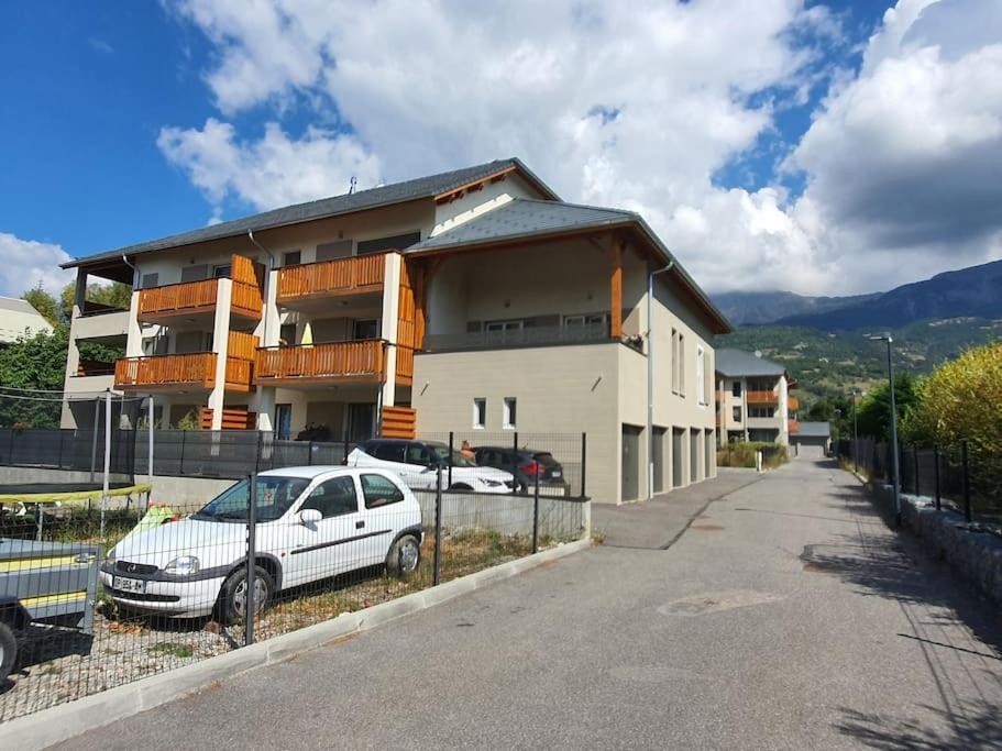 Vue Montagne: Appartement Neuf avec Parking Privé Chorges Exterior photo